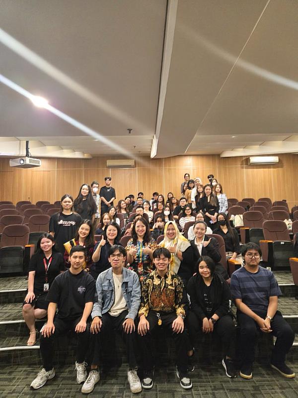 微商學程林伶瑾主任(二排左4)於大會演講後,與學生合影