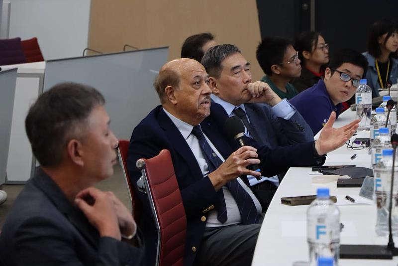 熊貓講座學者Dr. Ahsan Kareem向Dr. Yukio Tamura提出對於模型的看法。(圖/淡江大學提供)