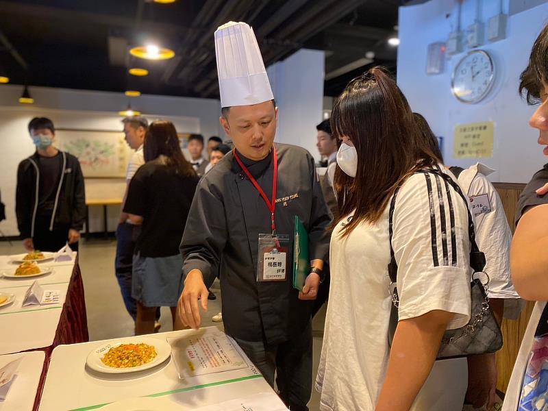 國中選手與親友仔細聆聽評審點評，能與業界名廚面對面互動為主廚盃一大特色。開平餐飲學校/提供