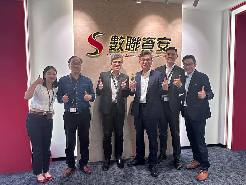 數聯資安榮獲1111幸福企業<科技能源研發類>金獎，總經理李明憲(右三)表示，人才是資安最堅實的防線! 我們致力成為業界幸福企業的標竿。