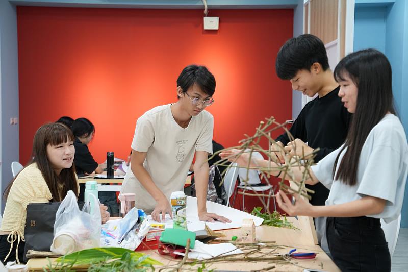 國立暨南大學攜手與國立台北藝術大學、台北市立大學、國立宜蘭大學共同發起的「SCoT四校聯盟」透過「永續遊學：校園共享與跨域實踐」課程，讓學生在四個不同領域特色的大學之間，跨校、跨領域的互動學習，企圖打造一個無疆界的大學學習環境。