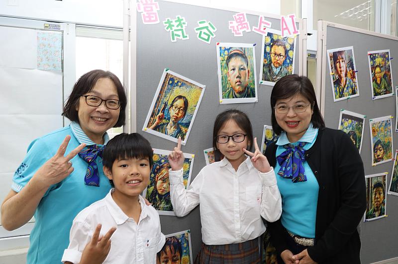 新竹縣女童軍會理事長李安妤(右一)與芎林國小導覽學童、校長合影。