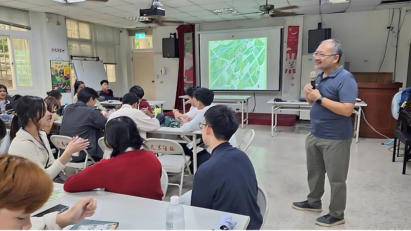 南華大學執行教育部TEEP計，23位泰國大學生來臺交流學習，呂明哲助理教授帶領學生走進鹿滿社區認識菸草產業鏈。