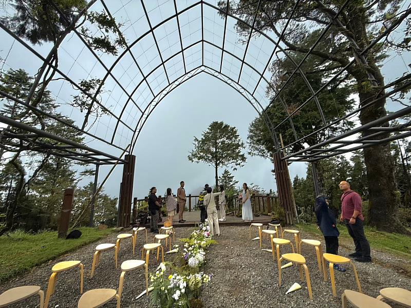 阿里山植物園紫藤花架周邊是適合舉辦戶外婚禮的場域