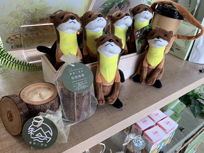 展區展售臺中分署商品,包括人氣黃喉貂布偶吊飾、臺灣二葉松松指蠟燭等