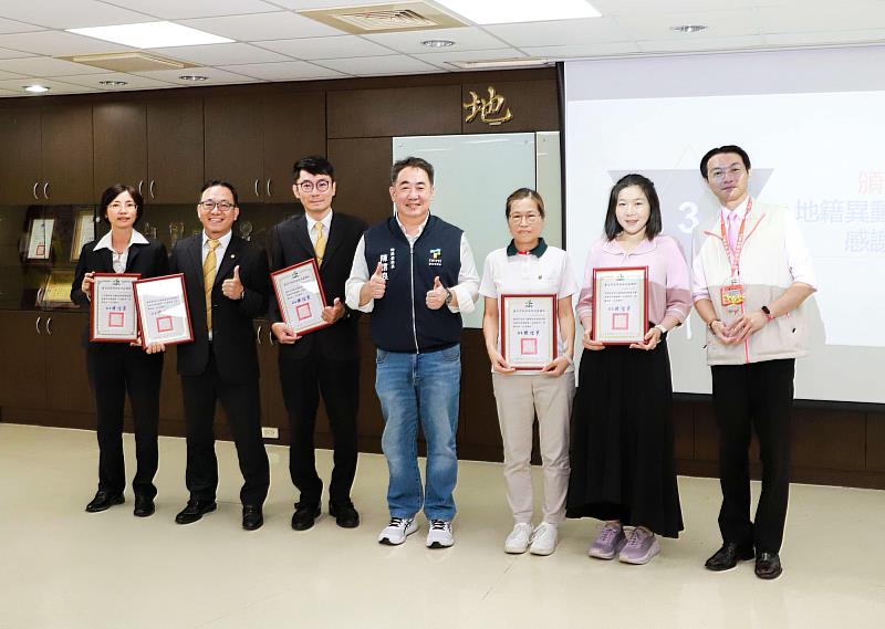 誠實房仲，全面反詐！永慶房屋推廣「地籍異動即時通」服務，獲臺北市政府地政局局長陳信良(中)頒發感謝狀。圖/北市地政局提供