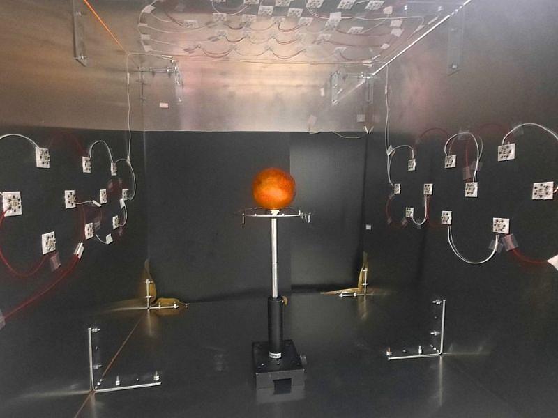團隊掌握了UVC-LED的三度空間發光分布,設計UVC的殺菌燈箱,使水果表皮有均勻的光照射劑量。照片光電系提供