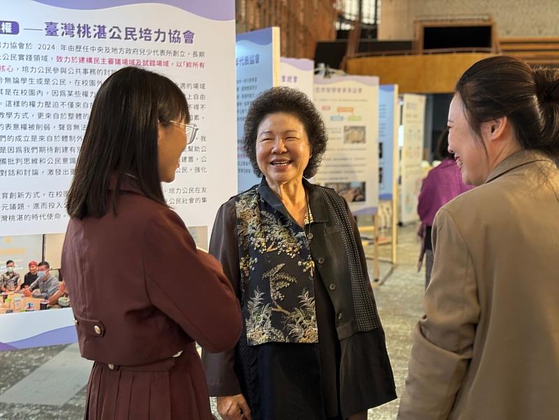 陳菊主委與前高雄兒少代表,現任桃湛公民培力協會副理事長黃靜盈討論兒生公共事務參與議題。
