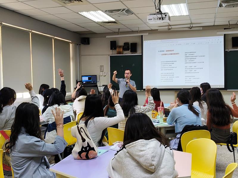 南大透過講座盼使學生在實踐中掌握評論技巧並深化對文學的理解