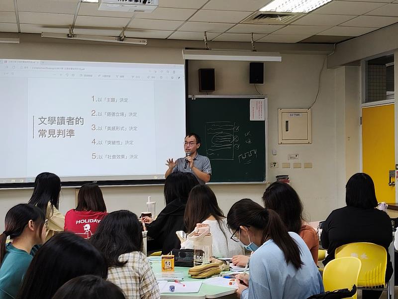 朱老師提出了五項常見的評論標準,並透過實例展示各種關注點如何影響文學的評價