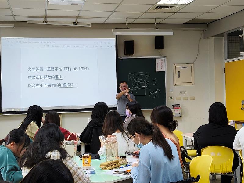 朱宥勳老師引導學生思考文學評論的本質,實際上也是一種自我探索的過程