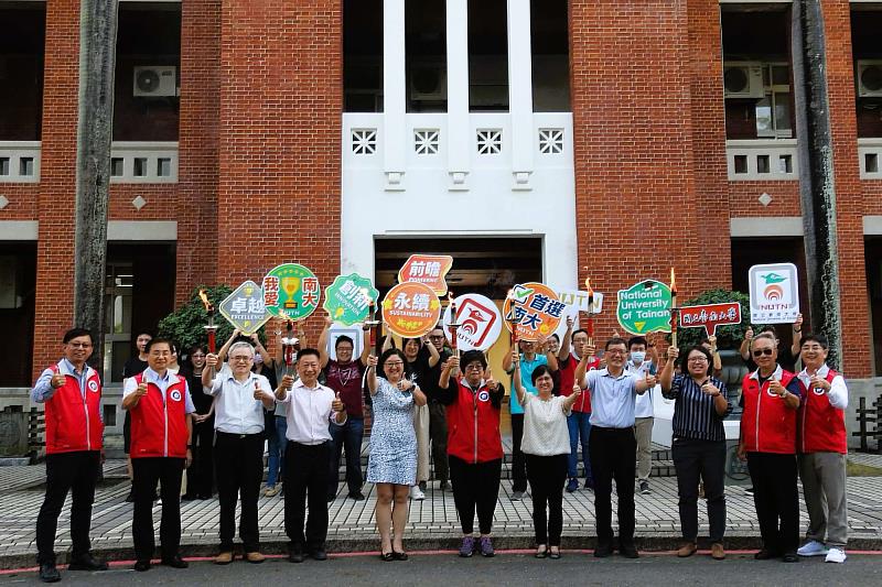 聖火環台傳遞回到南大校園，在校長陳惠萍的帶領下，行政團隊熱情迎接這份象徵母校精神的光芒