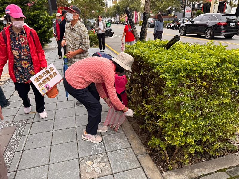 竹北市文化里及北崙里環保志工們，沿商圈周邊道路撿拾清理草叢內及排水溝蓋裡的菸蒂，維護環境品質，也向民眾倡導「抽菸自備熄菸盒」及「菸蒂不亂丟」