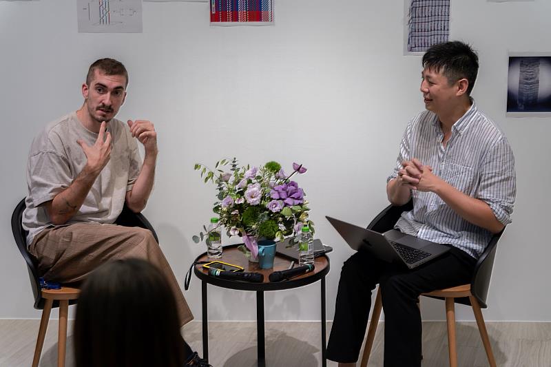本次活動邀請吳尚霖(右)與勒佩提對談,兩人從不同的文化背景與創作經歷出發,探討跨領域創作的可能性與挑戰。