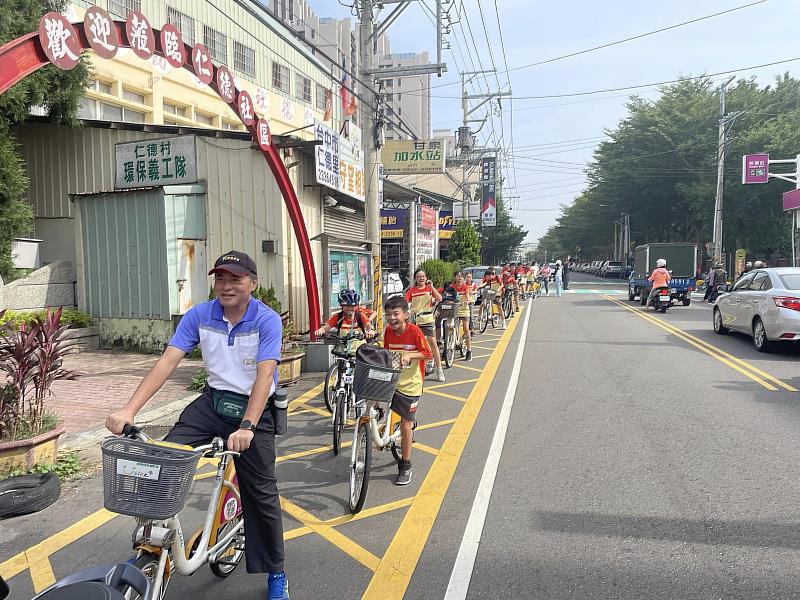 僑仁國小李新揚校長以Youbike行動讓學生認識烏日文化