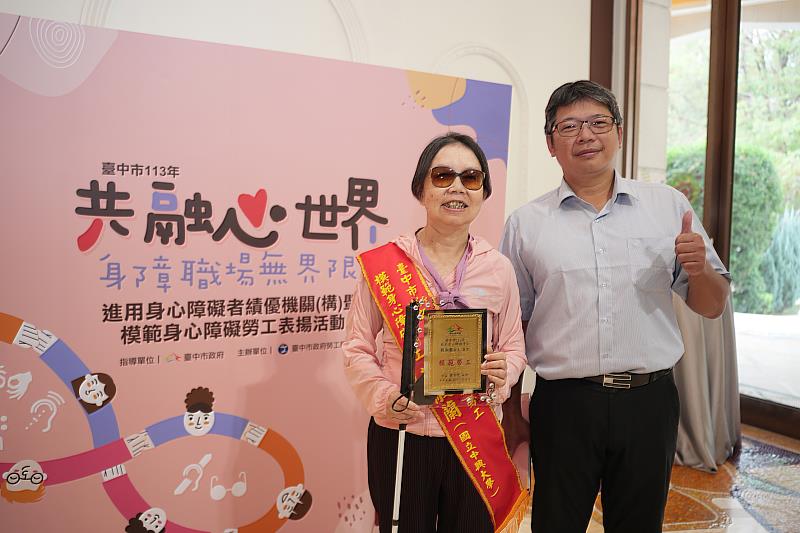 興大視障老師賴淑蘭(左)榮獲模範身心障礙勞工,與興大文學院院長、通識中心主任吳政憲合影。