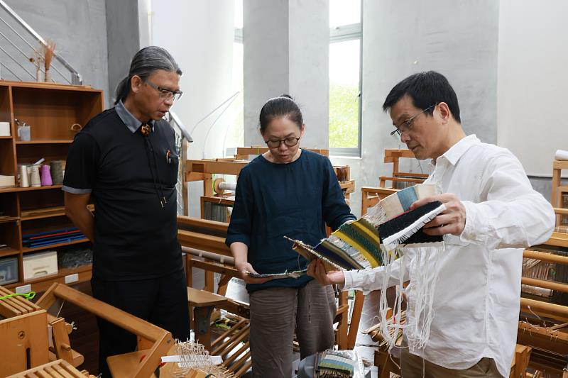 國立臺南藝術大學材質創作與設計系教授陸佳暉(中)分享說明該系纖維工作室教學場域及學生作品,右為該系鄭正雄主任,左為國立臺灣工藝研究發展中心主任陳殿禮