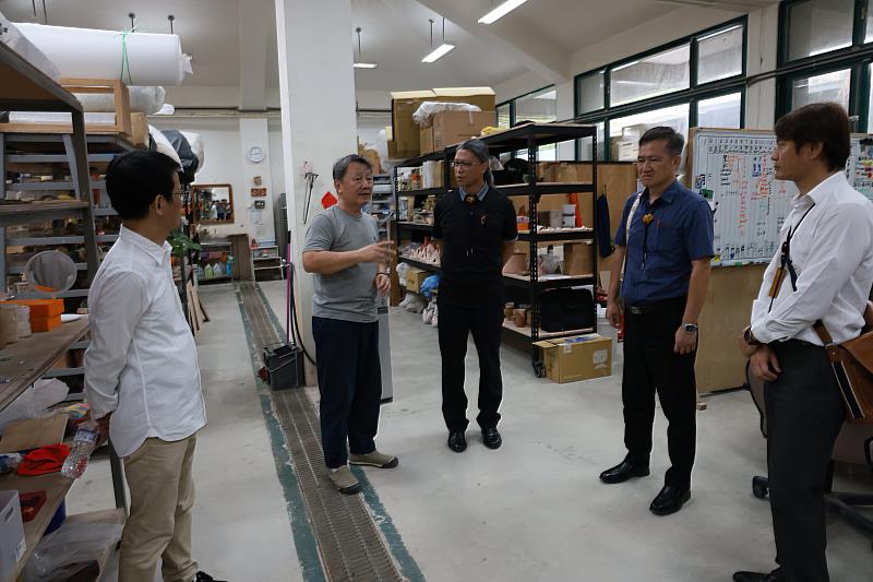國立臺南藝術大學應用藝術研究所教授張清淵(左二)分享說明陶瓷組工作室運作情形