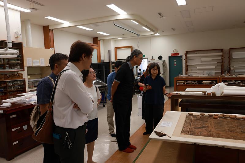 國立臺南藝術大學博物館與古物維護研究所教授蔡斐文(右)分享說明紙張類文物修復情形