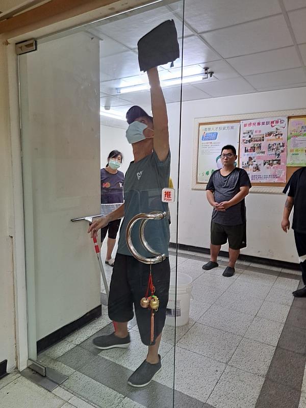 勞青處辦理「環境清潔人員」職訓專班,協助身障朋友就業-2
