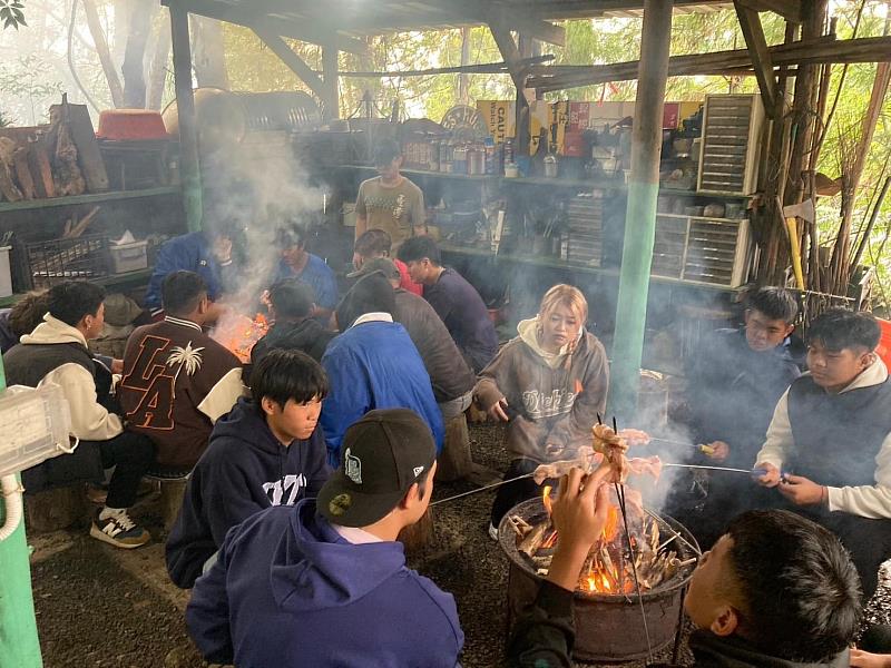 同學體驗泰雅族自給自足的傳統烤肉，大快朵頤一番。