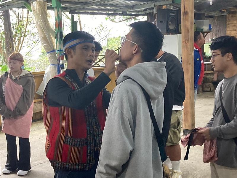 同學在講師的指導下,體驗泰雅族傳統服飾及紋面。