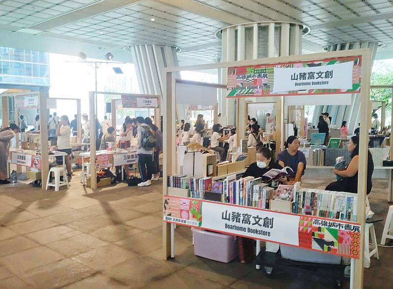 「啟航吧！閱讀計畫」創新書市活動，於高雄市立圖書館總館集結60家以上的書店與出版社、90家創作者品牌。圖片提供／墟聲創營有限公司