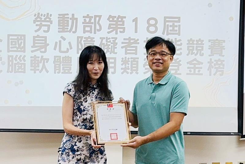 東華大學洄瀾學院朱院長頒給李建穎助理榮譽狀。