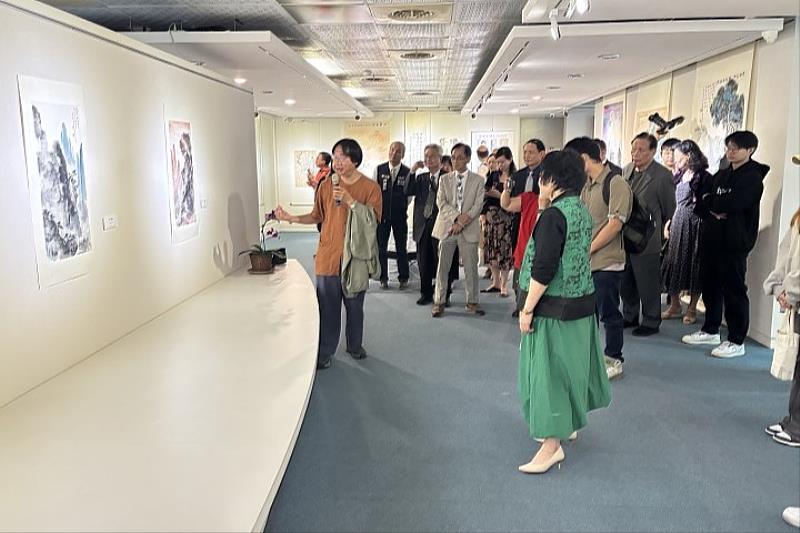 圖/華梵大學東方人文思想研究所助理教授胡九蟬,到場協助導覽說明。