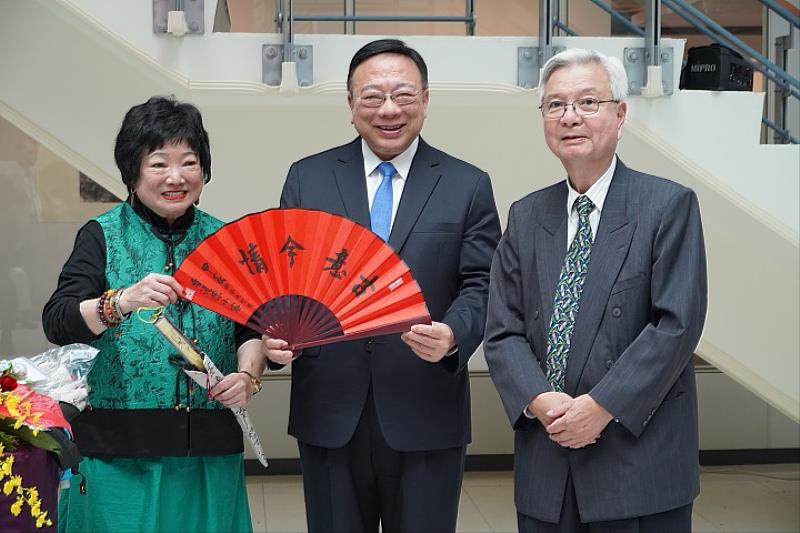 圖/香港畫家陳小容(左)贈送書法題字摺扇給中華大學劉維琪校長(中間者)及中華大學藝文中心黃昭豐榮譽顧問(右)。