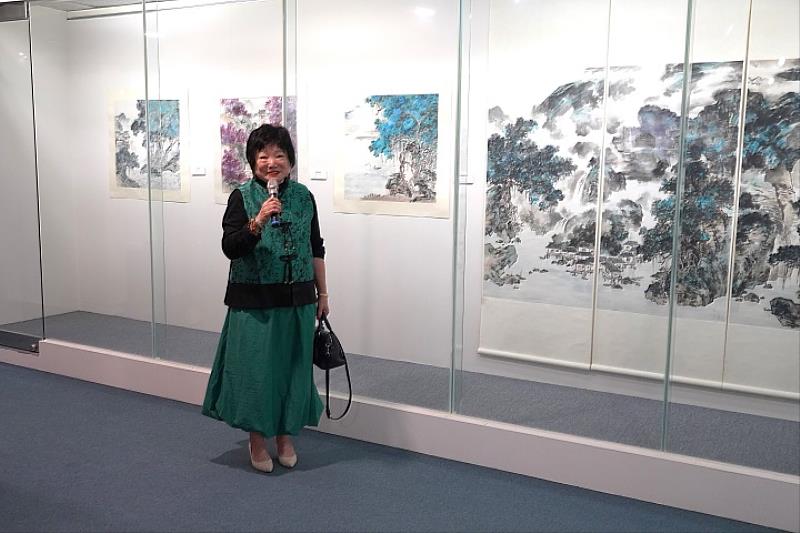 圖/陳小容為嶺南畫派第四代傳人,師承胡宇基、伍月柳大師,創作出許多精彩畫作。
