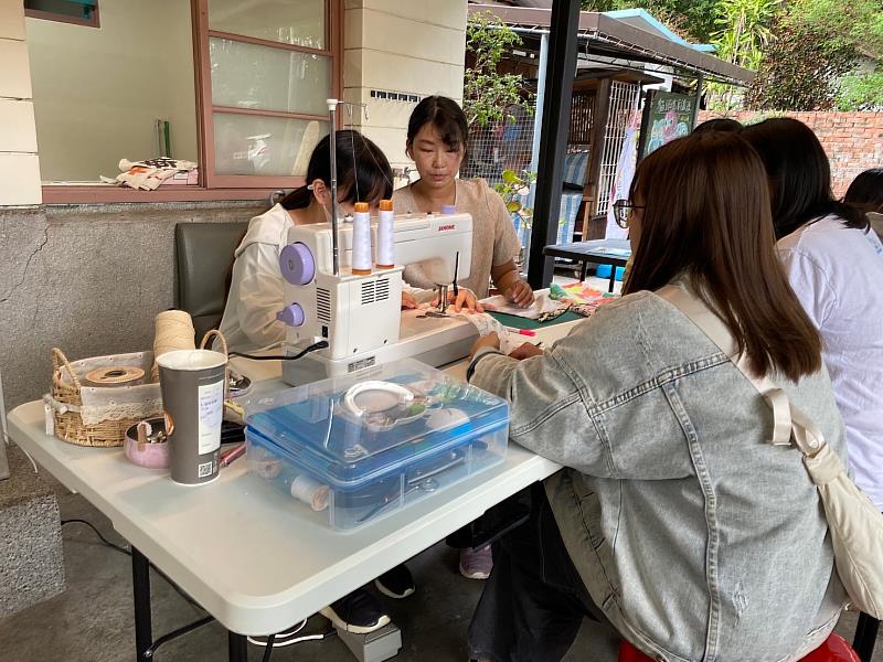 Lin Yi-Chieh, founder of 晴織雨舞手創生活at the Taichung Yunus Story House, led a workshop on sustainable crafting using repurposed fabric.