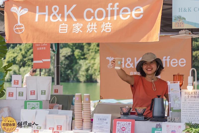 小青新咖啡節現場可以300元購買園遊券,除了可現場折抵消費外,還可取得主題飲品及美食兌換券一份.
