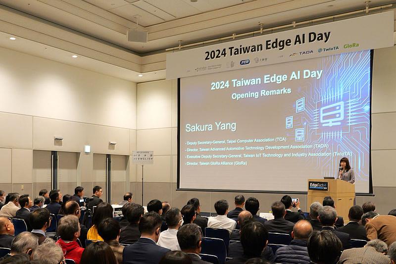 台北市電腦公會東京事務所於11月21日在日本橫濱Edge Tech+ 2024展會，辦理2024 Taiwan Edge AI Day研討會，吸引200位日本產官學研等專業人士報名參與，其中涵蓋多家日本重量級科技大廠高階主管與研發人員。