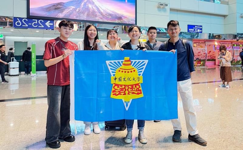 榮獲導遊服務二等獎的楊喬宇與張芷琪，以沉浸式旅遊影片呈現「寶藏岩」的魅力。榮獲導遊服務二等獎的楊喬宇與張芷琪，以沉浸式旅遊影片呈現「寶藏岩」的魅力。