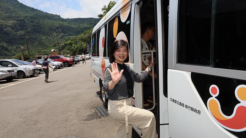 今年6月縣府秘書長李安妤代表縣長楊文科試乘五峰鄉幸福巴士新增路線。