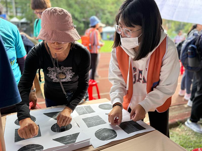 高照系學生帶民眾昨手眼協調運動