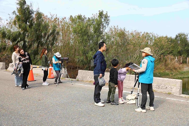 參賽者在鰲鼓濕地生態解說服務團隊協助下進行賞鳥任務