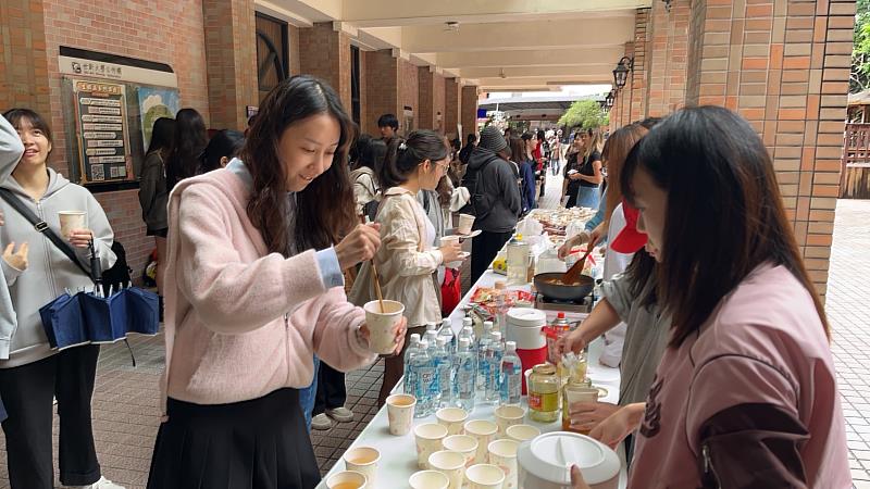 世新大學秋季國際嘉年華讓全校師生體會不同文化美食精髓。（世新大學提供）