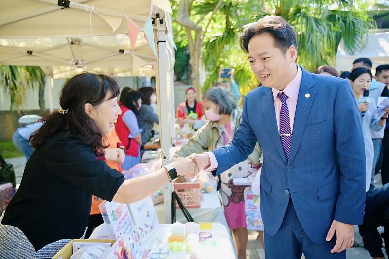 邱臣遠代理市長在現場活動園遊會中互動。