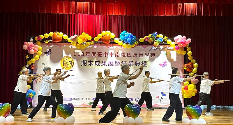 養生太極拳班學員的太極鞭杆表演，氣勢十足。