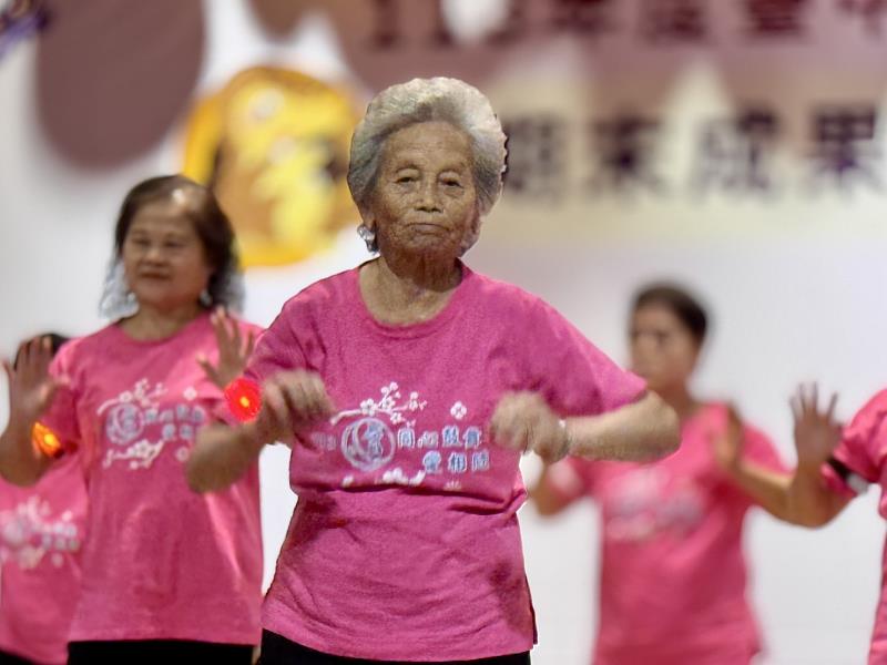 歡樂舞動健康班高齡93歲的學員周張甚，加入南屯長青學苑迄今已5年，堪稱終身學習最佳典範。