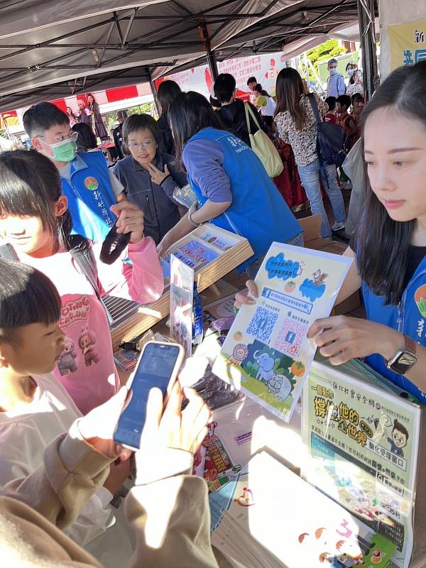 家扶冬暖慈幼園遊會熱鬧舉辦。