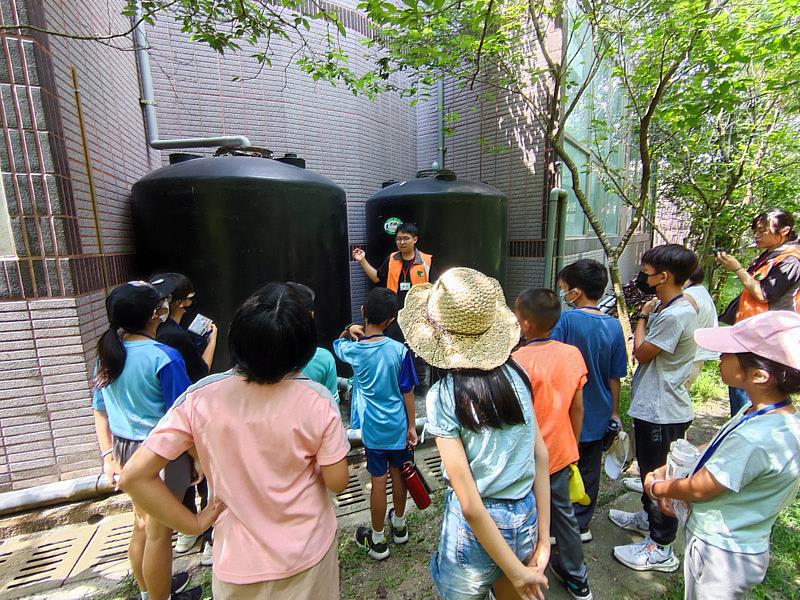 大葉大學向小朋友師生介紹雨水回收系統