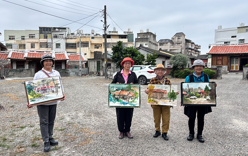 邱秀霞(右二)和畫友在古厝忠實第寫生成果。圖／頂新和德文教基金會