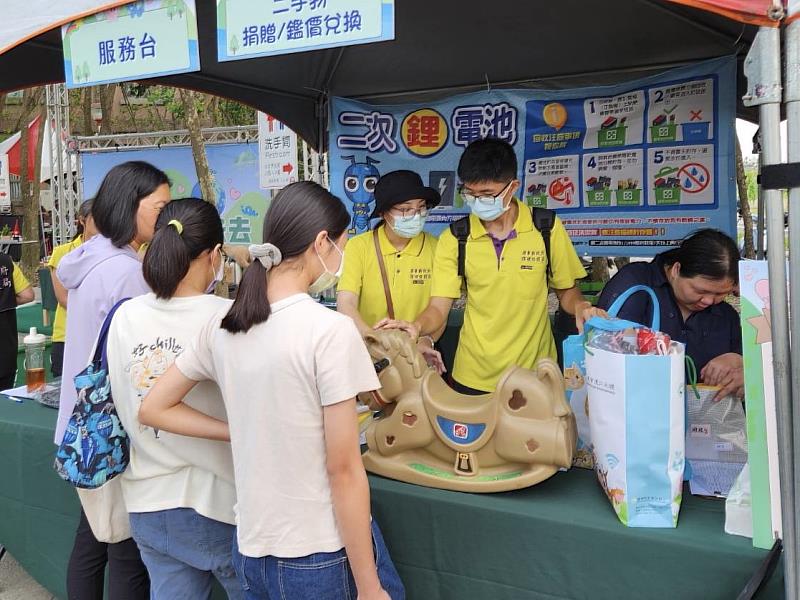 民眾將二手物品帶至現場進行鑑價