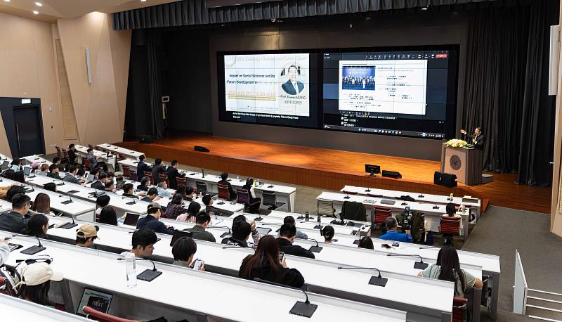 日本平成國際大學副校長淺野和生教授向淡江政經系師生提出人文學者對於AI的觀察。（圖／淡江大學提供）