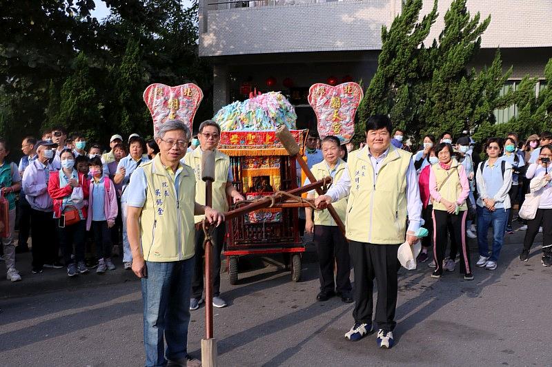 洪明奇校長偕吳錫金院長及校院主管掌轎護送北港附設醫院內供奉的“醫生媽”回娘家-北港朝天宮謁祖進香。