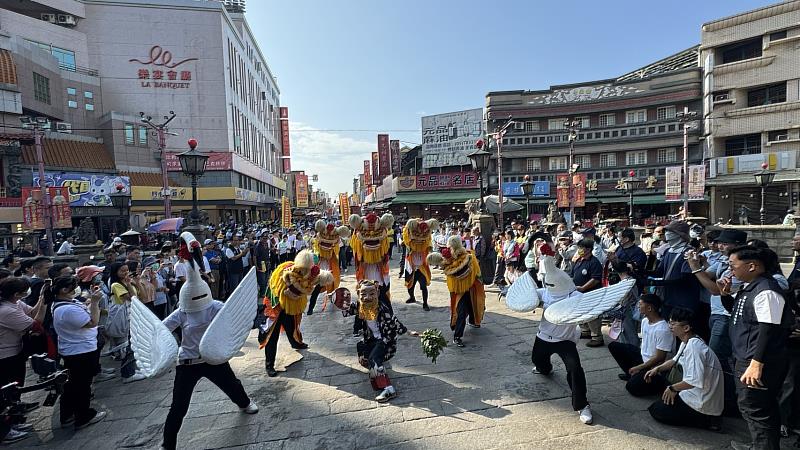 中國醫藥大學北港分部學生社團表演「白鶴獅陣」沿街祥獅獻瑞。