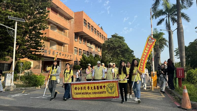 中國醫藥大學北港分部學生熱情參與地方宗教文化盛事。